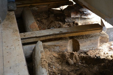 De gamla bjälkarna var ruttna i ändarna. Mellan dem var jord som fyllning.